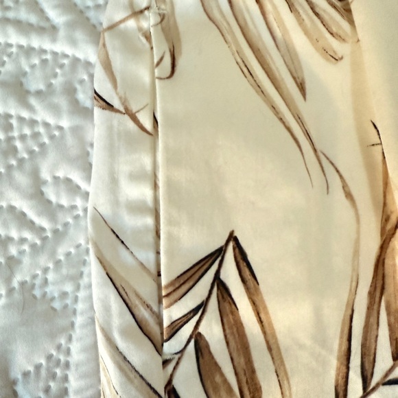 White House Black Market Tropical Print Women Shorts 5” - Picture 3 of 5